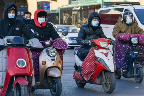 天冷电动车不耐用,一拧转把就掉电,需要换电池吗 专业人告诉你